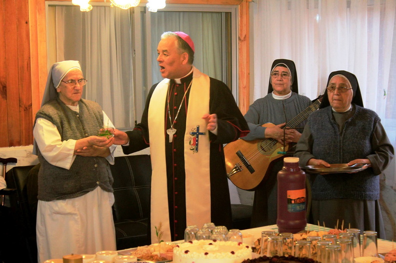Obispo de la Diócesis de Chillán bendice Hogar de Ancianos Jesús de Nazaret 22-04-2017 (8)