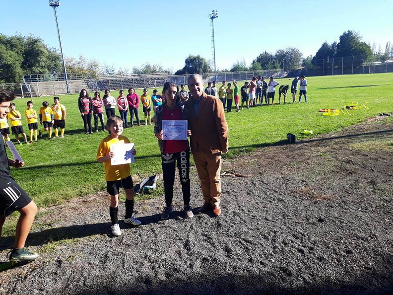 Municipalidad de Pinto premia a alumnos de la Escuela de Fútbol de la comuna  29-04-2017 (1)
