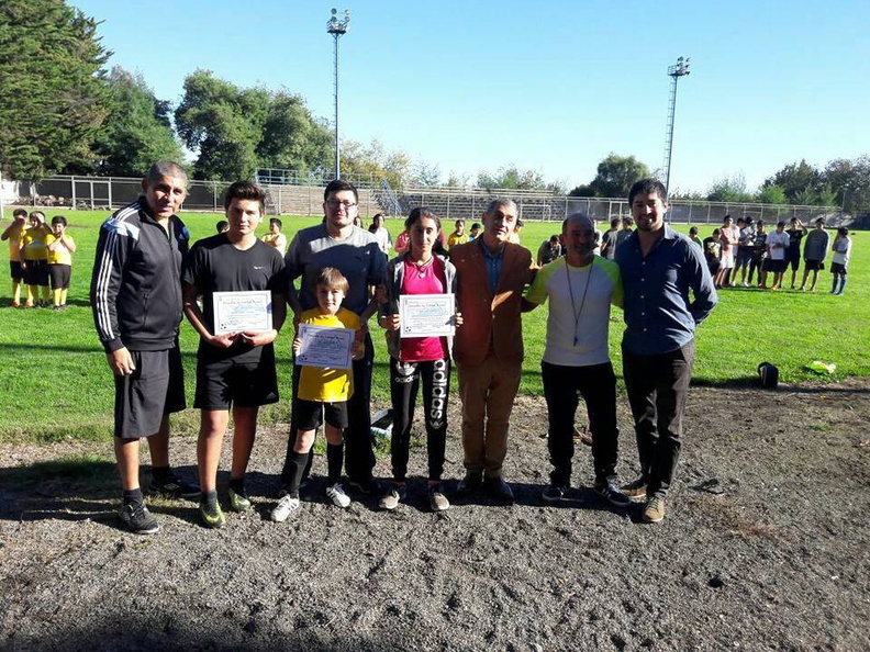 Municipalidad de Pinto premia a alumnos de la Escuela de Fútbol de la comuna  29-04-2017 (3)