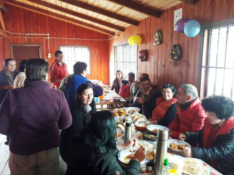 Comunidad de los Lleuques Bajo comparte mateada con el Alcalde Manuel Guzmán Aedo 27-07-2017 (5)