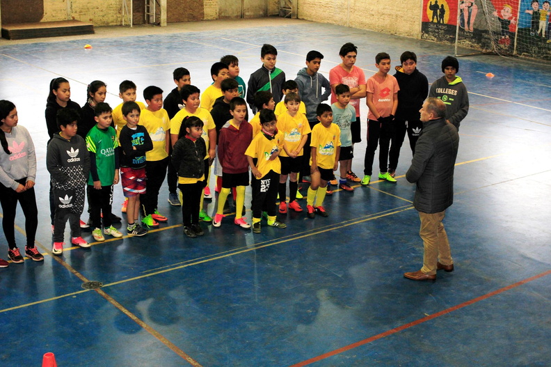Entrega de implementación deportiva a la Escuela de Fútbol de Pinto hizo entrega el Alcalde Manuel Guzmán en el Gimnasio Municipal 31-07-2017 (2)