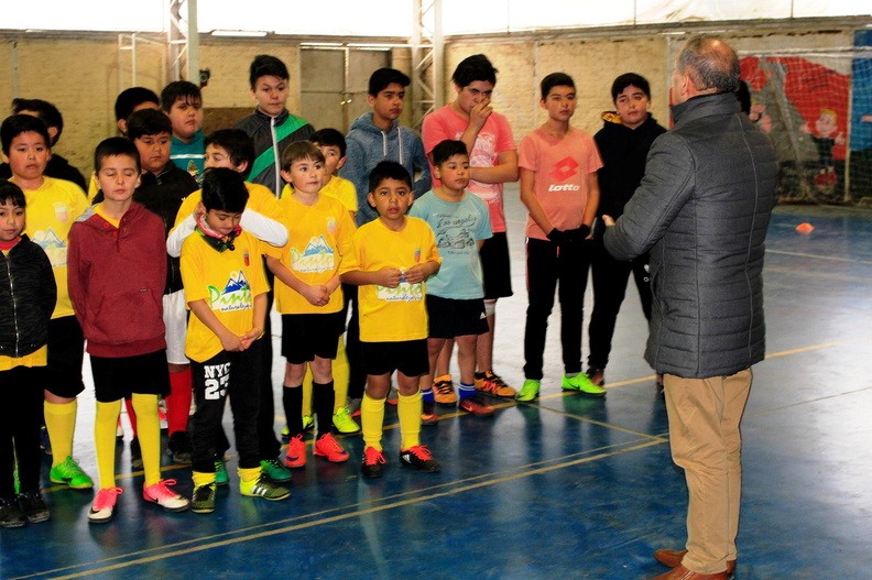 Entrega de implementación deportiva a la Escuela de Fútbol de Pinto hizo entrega el Alcalde Manuel Guzmán en el Gimnasio Municipal 31-07-2017 (4)