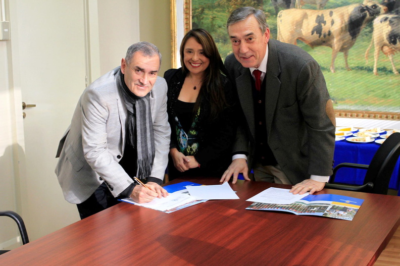 CESFAM de Pinto firma convenio con la U. de Concepción para recibir prácticas profesionales de la Carrera de Enfermería 02-08-2017 (3)