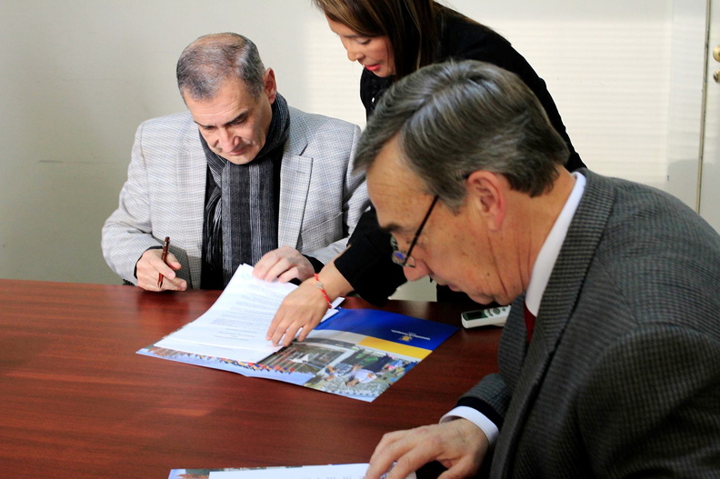 CESFAM de Pinto firma convenio con la U. de Concepción para recibir prácticas profesionales de la Carrera de Enfermería 02-08-2017 (7)