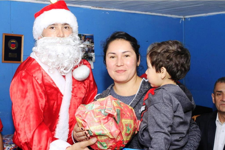 Viejito Pascuero llegó a Pinto y junto con ello la Navidad para los niños 18-12-2017 (26)
