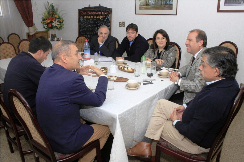 Alcalde Manuel Guzmán se reúne con ejecutivos del Banco Estado con el fin de aumentar los servicios en Pinto 23-03-2018 (1)