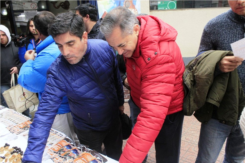 Alcalde de Pinto promociona Fiesta de la Avellana en el Mercado de Chillán 19-04-2018 (15)