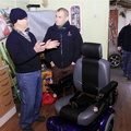 Alcalde de Pinto entrega silla de ruedas eléctrica 27-08-2018 (12).jpg