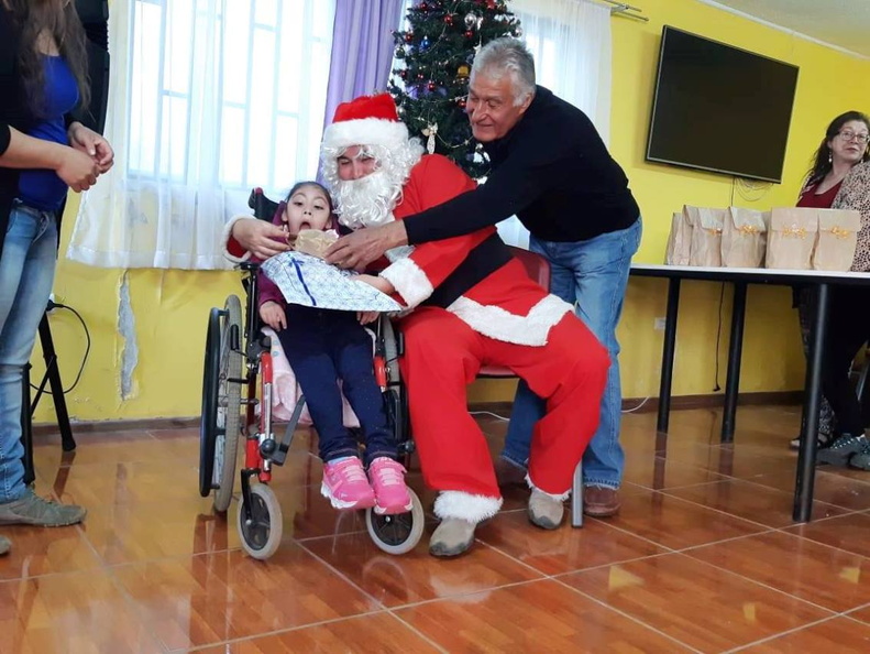 I. Municipalidad de Pinto continúa con la tradicional entrega de regalos a varios sectores de la comuna 16-12-2018 (99)