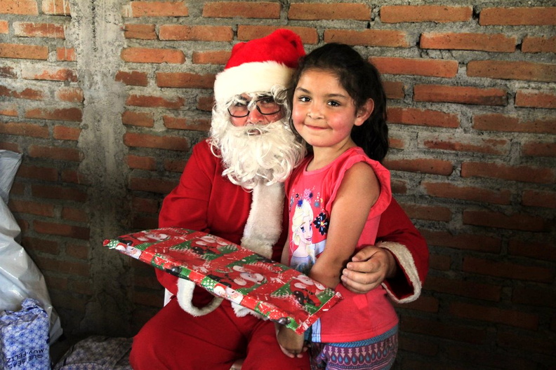 Entrega de regalos de navidad fue realizada en varios sectores de Pinto 22-12-2018 (5).jpg