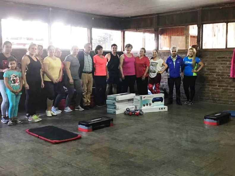 Entrega de implementación deportiva para el grupo de gimnasia del Programa Vida Sana 02-04-2019 (3)