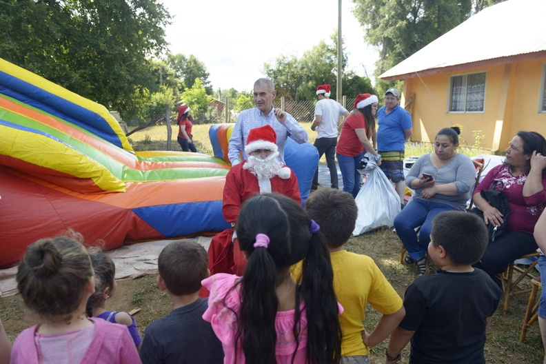 Viejito Pascuero inicia entrega de regalos en Pinto 16-12-2019 (73)