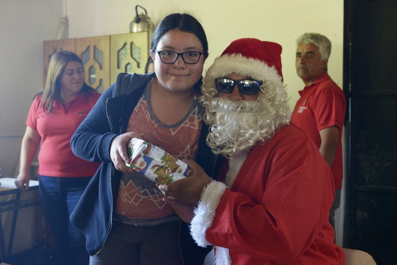 Viejito Pascuero inicia entrega de regalos en Pinto 16-12-2019 (74)