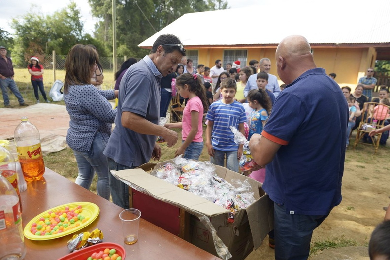 Viejito Pascuero inicia entrega de regalos en Pinto 16-12-2019 (131)