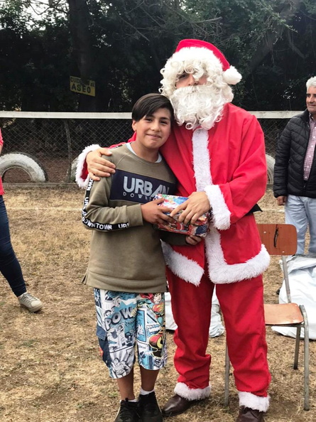 Viejito Pascuero avanza con entrega de regalos en Pinto 20-12-2019 (48)