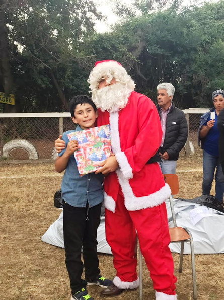 Viejito Pascuero avanza con entrega de regalos en Pinto 20-12-2019 (51)