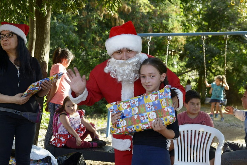 Viejito Pascuero avanza con entrega de regalos en Pinto 20-12-2019 (104)