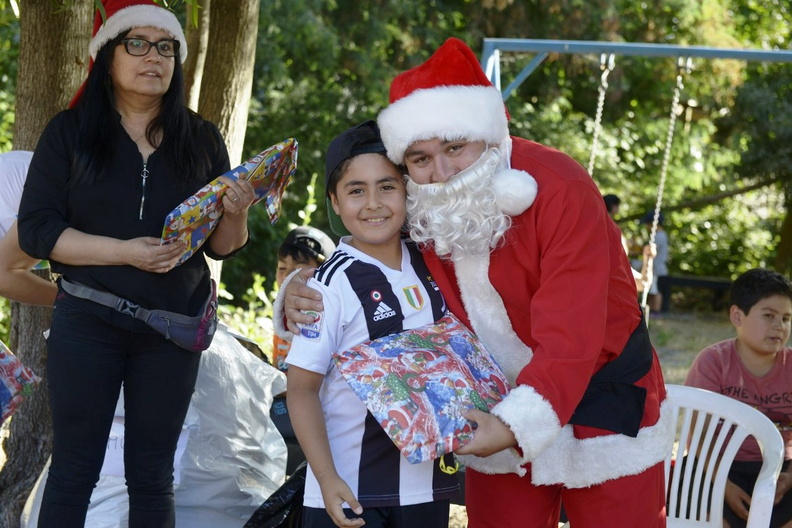Viejito Pascuero avanza con entrega de regalos en Pinto 20-12-2019 (111)