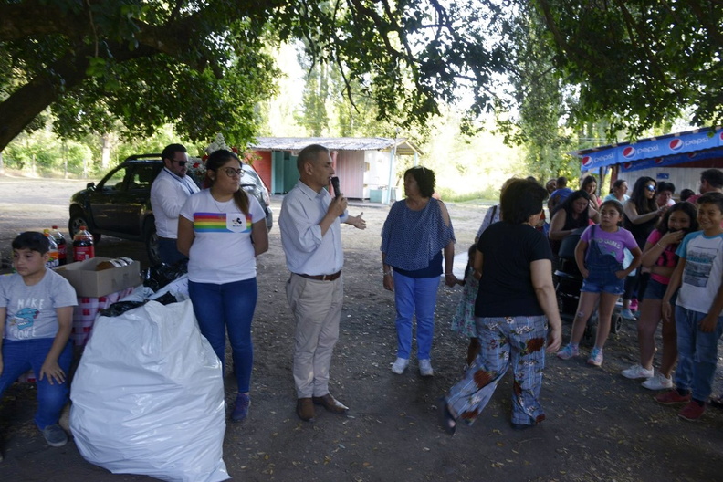 Viejito Pascuero avanza con entrega de regalos en Pinto 20-12-2019 (143)