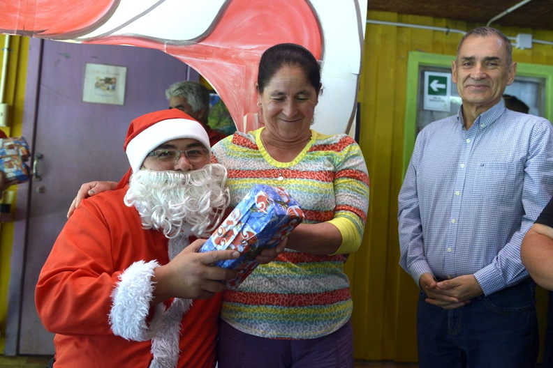 Viejito Pascuero finaliza entrega de regalos en Pinto 23-12-2019 (59)