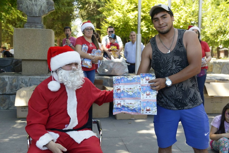 Viejito Pascuero finaliza entrega de regalos en Pinto 23-12-2019 (192)
