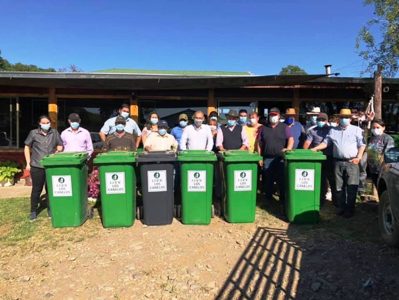 25 contenedores de basura recibieron vecinos de Los Canelos 28-10-2021 (2).jpg