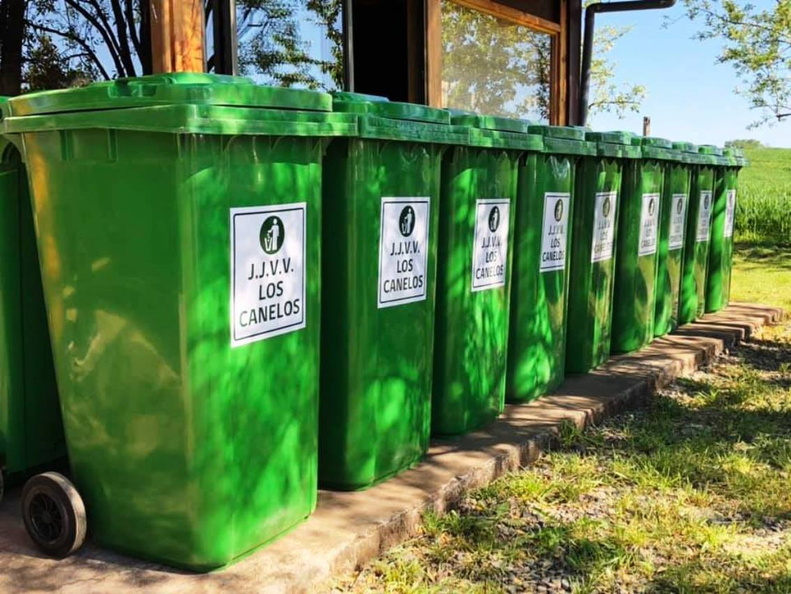 25 contenedores de basura recibieron vecinos de Los Canelos 28-10-2021 (3)