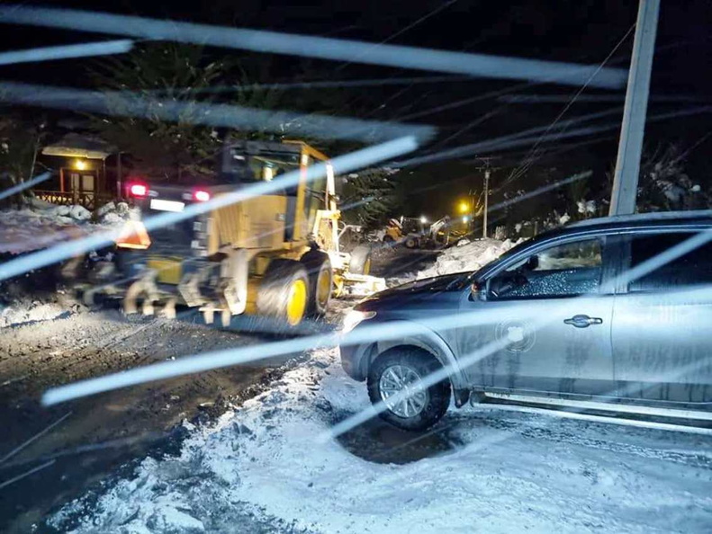 Maquinarias municipales trabajan en el despeje de rutas por nieve caída en zona cordillerana 12-07-2022 (1)