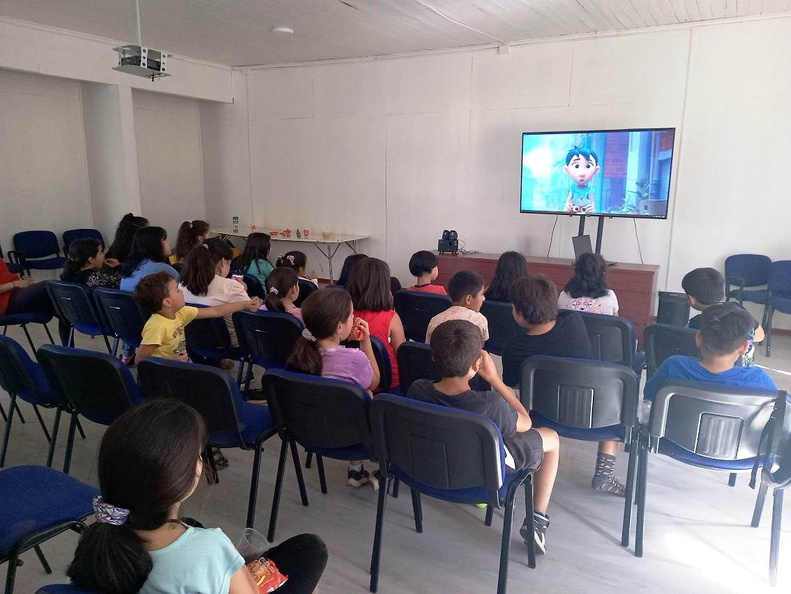 Biblioteca en terreno - Actividad de cine para los niños en Recinto 07-02-2024 (3)